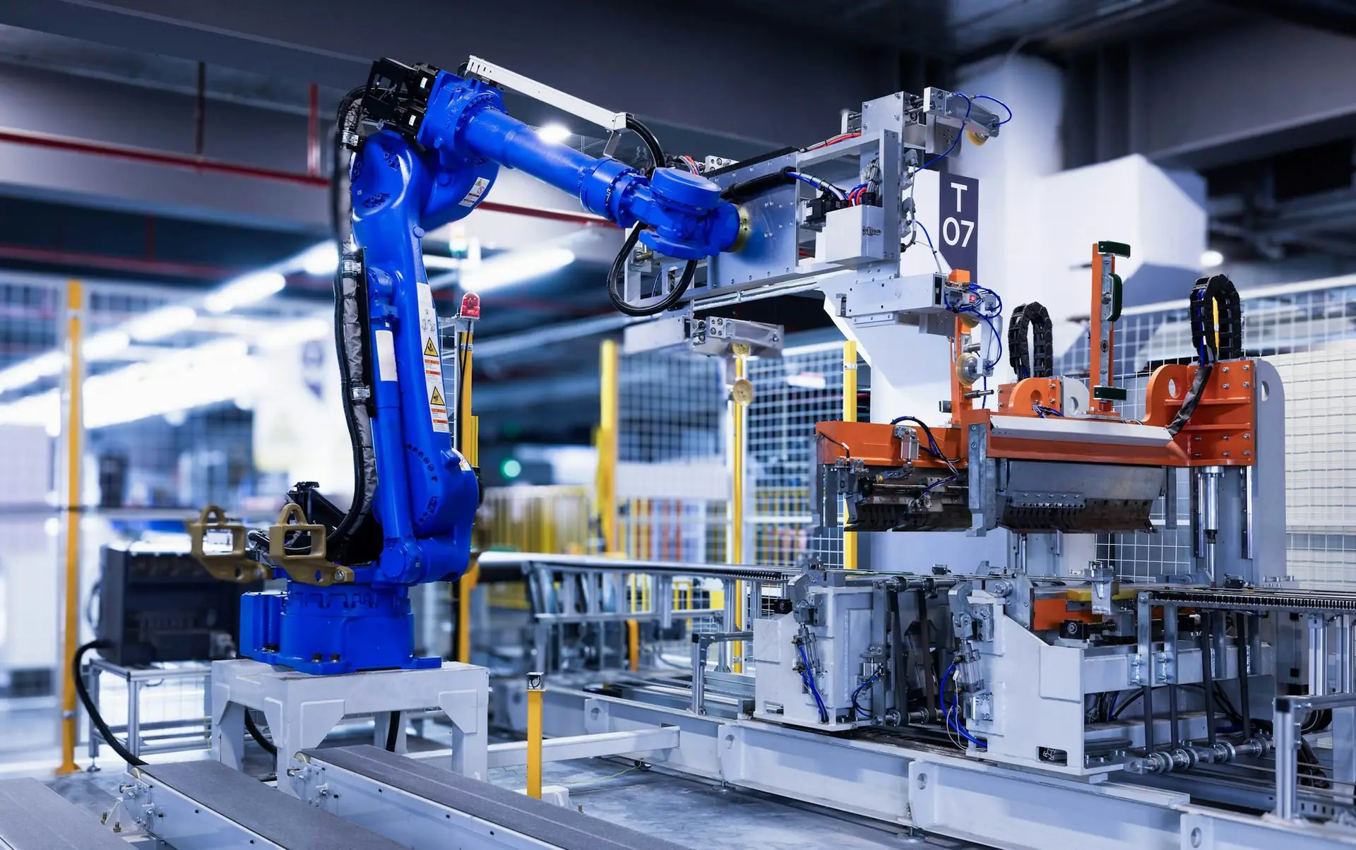 Otomasyon hattında çalışan endüstriyel robot kol
